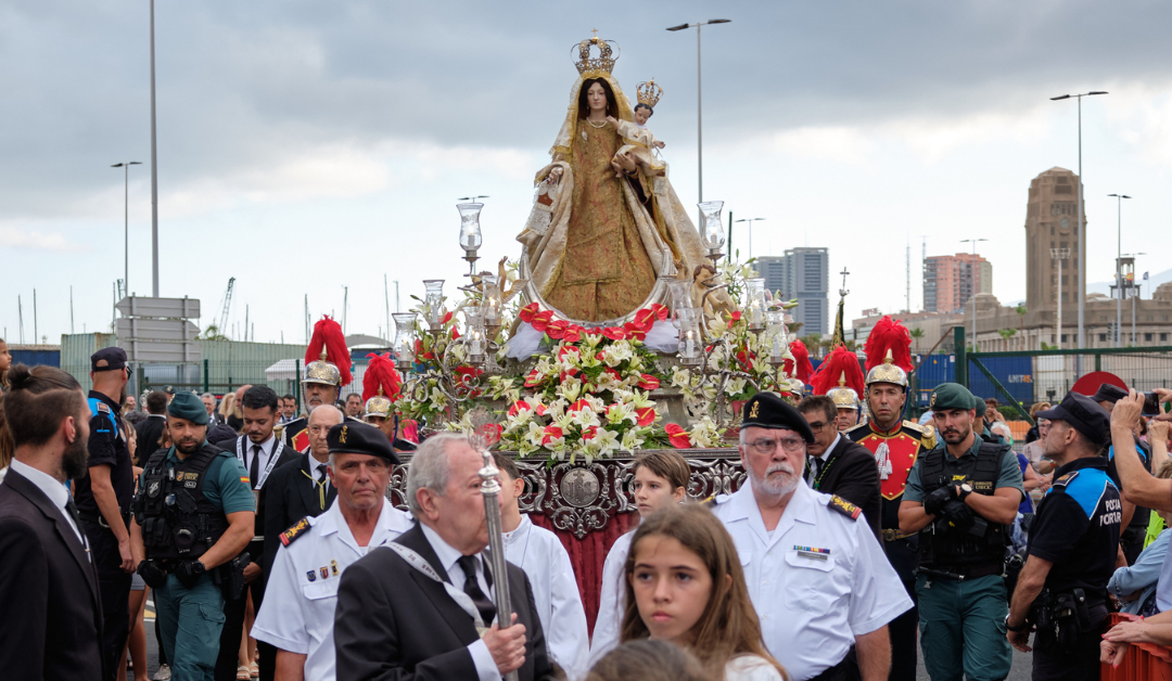 Día grande en el puerto de Tenerife con la embarcación de la Virgen del Carmen